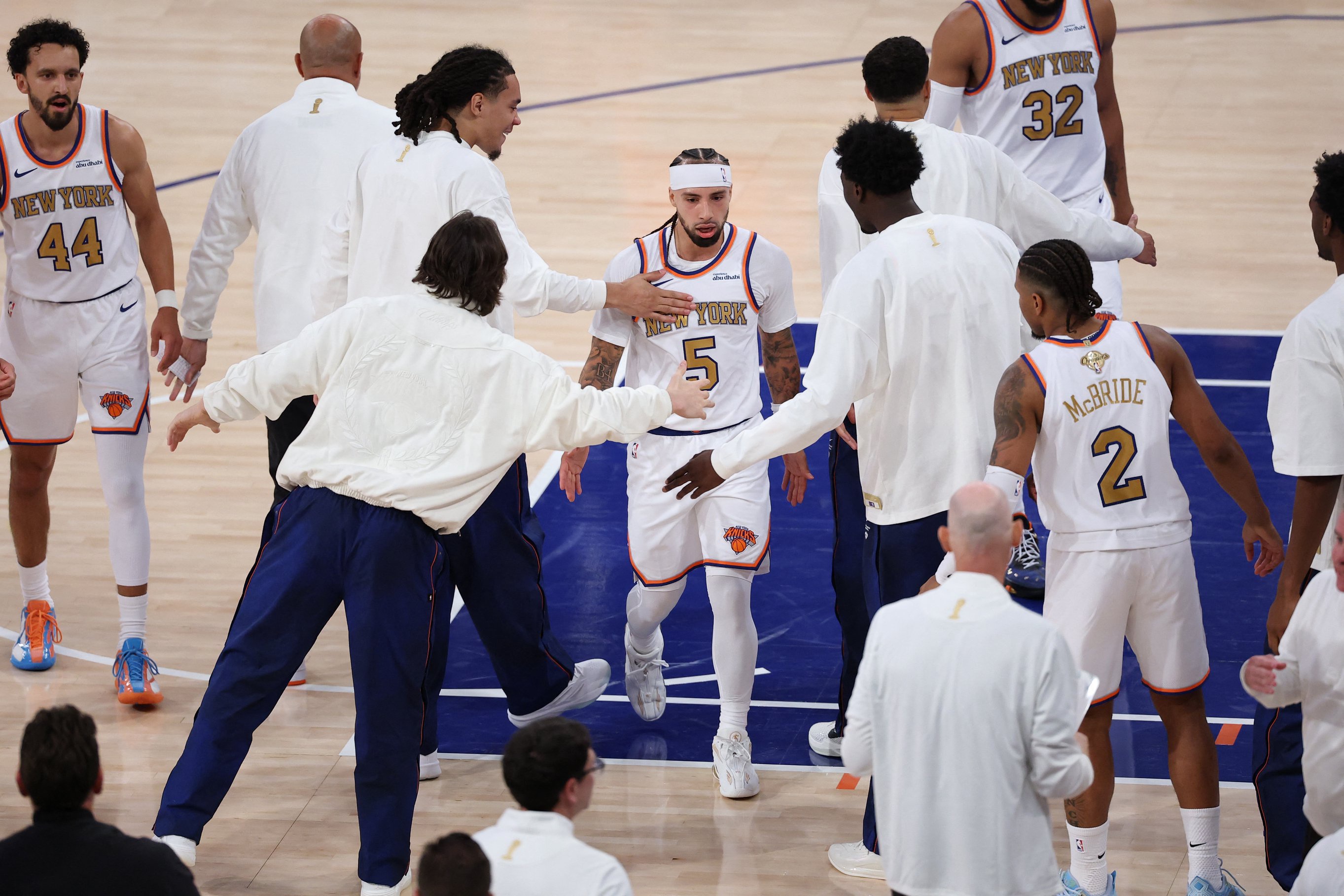 Jose Alvarado, nº 5 do New York Knicks, interage com seus companheiros de equipe
