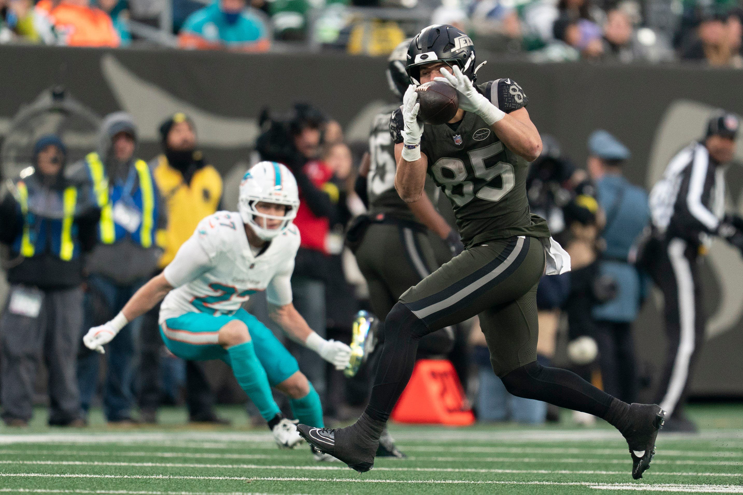 New York Jets tight end Mason Taylor (85) makes a catch during a week 14 football game between the New York Jets and Miami Dolphins at MetLife Stadium on Sunday, Dec. 7, 2025.