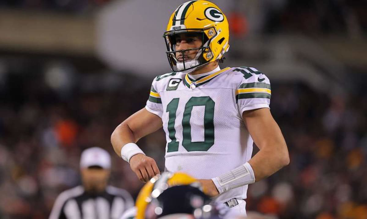 CHICAGO, IL – JANUARY 10: Jordan Love 10 of the Green Bay Packers looks on during the first half of a NFC Wild Card Playoff game against the Chicago Bears on January 10, 2026 at Soldier Field in Chicago, Illinois. Photo by Melissa Tamez/Icon Sportswire NFL, American Football Herren, USA JAN 10 NFC Wildcard Packers at Bears EDITORIAL USE ONLY Icon260110101 ©IMAGO/Icon Sportswire