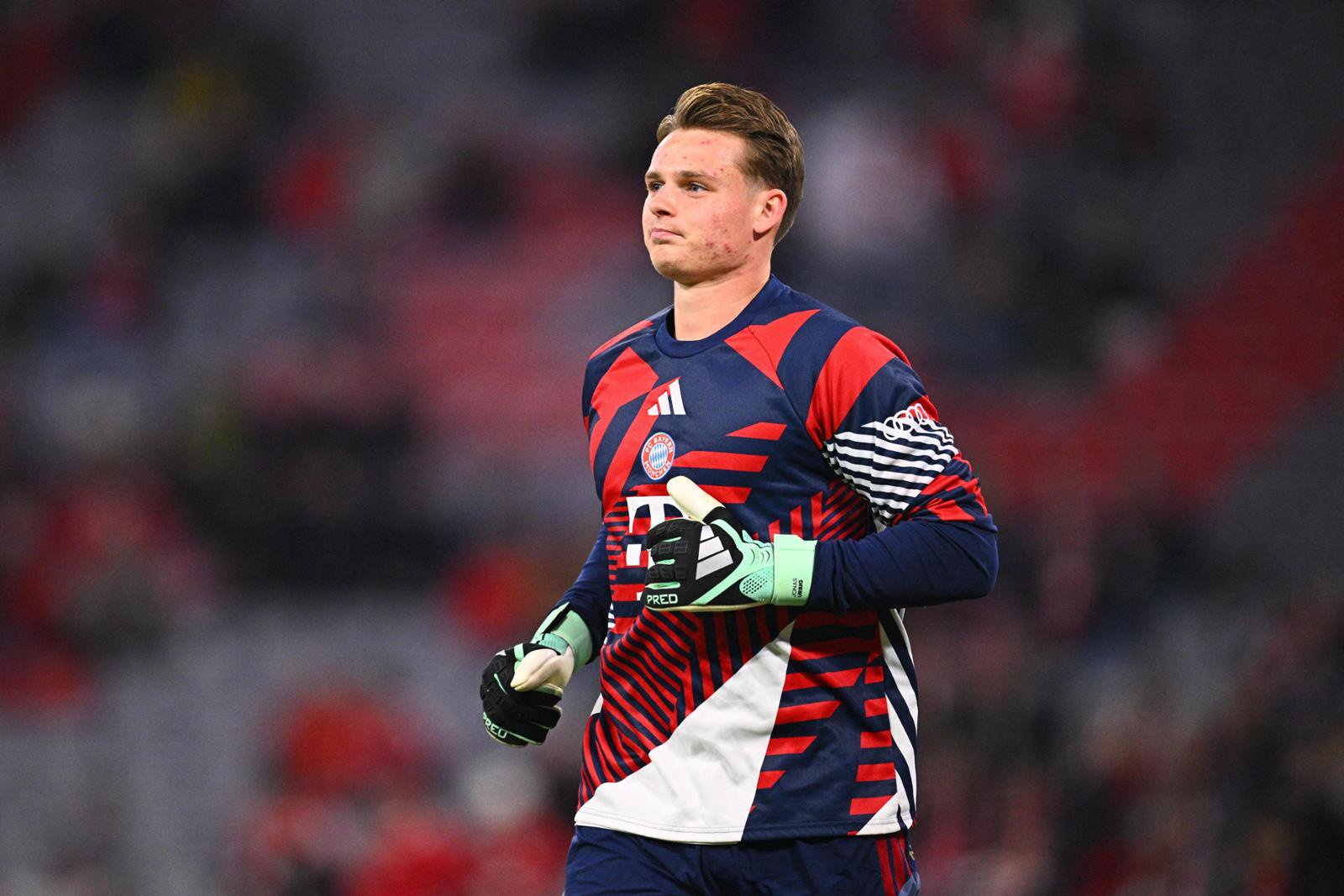 Jonas Urbig.
