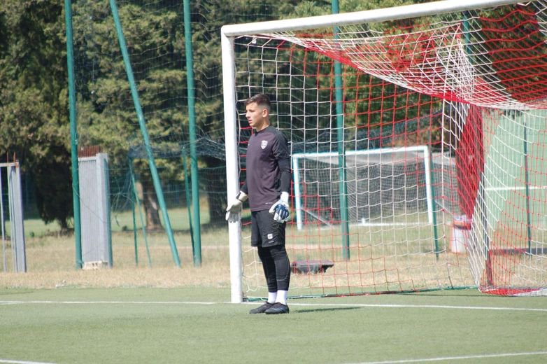Le gardien de l’équipe réserve de Nîmes Lucas Squilbin a fait le déplacement à Tours avec le groupe de Helder Esteves. Désigné 17e homme, il a suivi le match des tribunes.