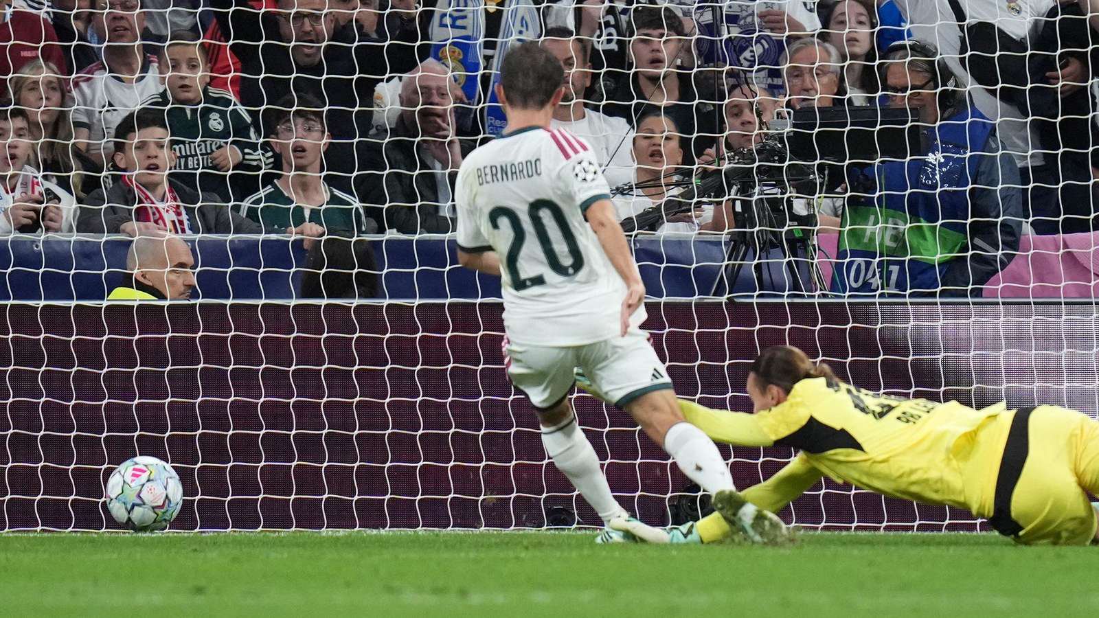 Fußball, Männer: Champions League, Real Madrid - RB Leipzig, Vorrunde, 3. Spieltag, Santiago Bernabeu-Stadion. Bernardo Silva von Real Madrid (l) erzielt das erste Tor für seine Mannschaft. (zu dpa: „Von Real zu Elversberg: Welche Ansprüche hat RB Leipzig noch?“)