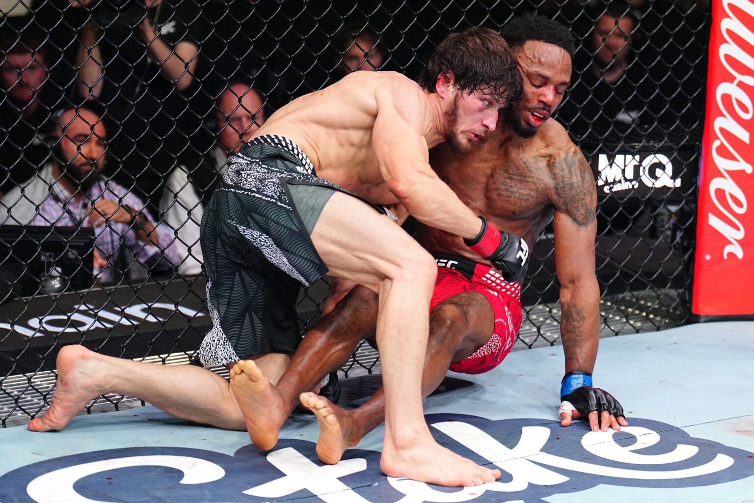 Movsar Evloev grapples Lerone Murphy at UFC London