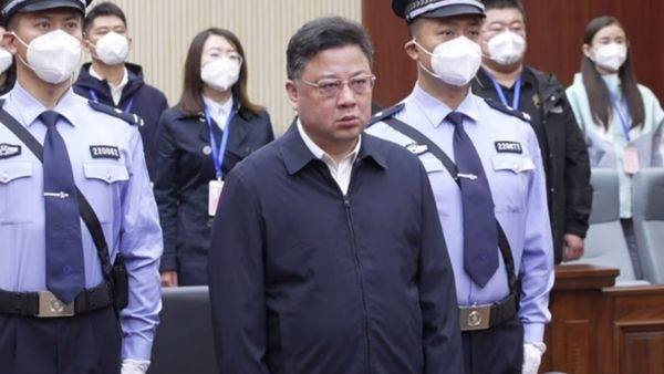 चीनी अधिकारियों पर कहर