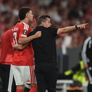 Marco Silva dá instruções a Circati. Foto Miguel Nunes