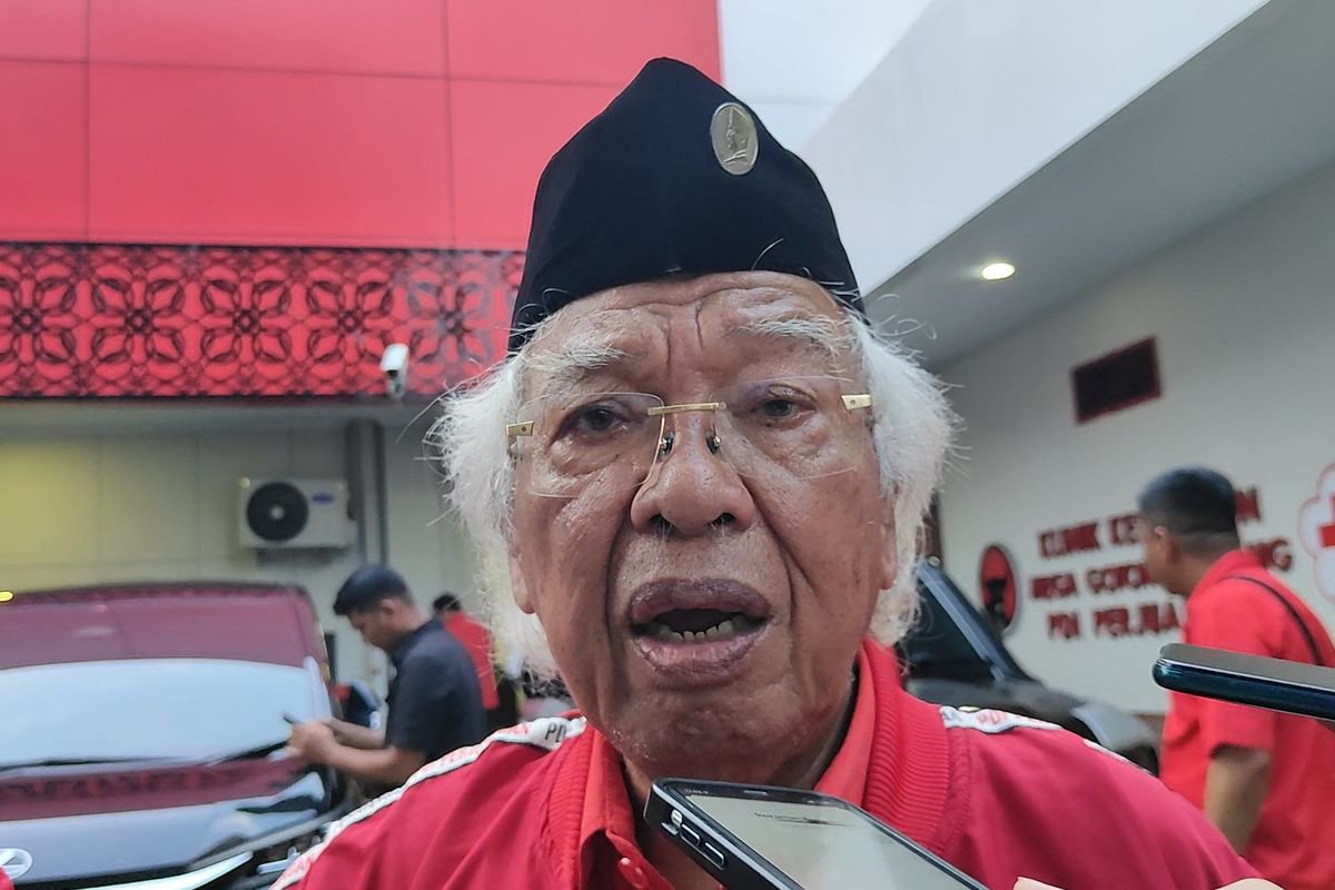 Politikus senior PDI-P Panda Nababan ditemui di Sekolah Partai, Lenteng Agung, Jakarta, Jumat (10/1/2025).