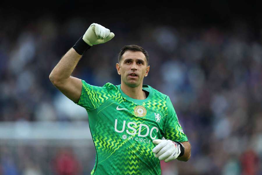 Emi Martinez issues encouraging update from hospital following collision against Everton
