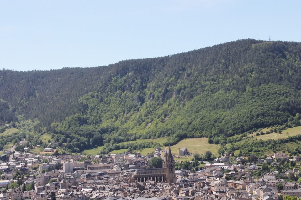 La montée Jalabert, c'est assez simple. Il faut partir du centre-ville pour arriver... là-haut, à plus de 1 000 m d'altitude.