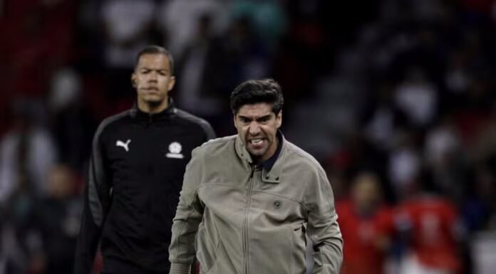 Abel Ferreira prepara a escalação do Palmeiras para a decisão contra o Fluminense na Libertadores.