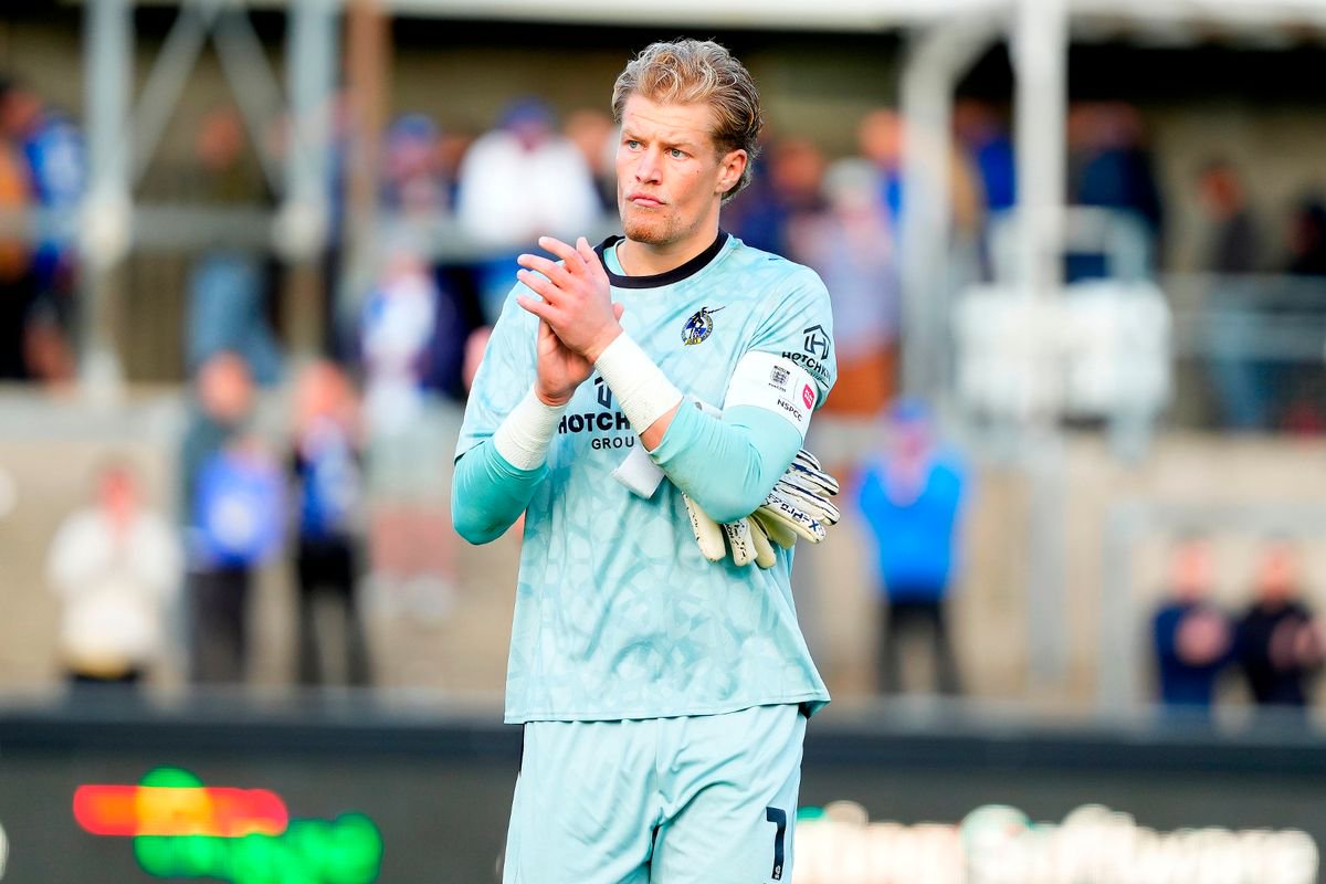 Brad Young of Bristol Rovers applauds the fans after the Sky Bet League 2 match between Bristol Rovers and Barnet at The Memorial Stadium, Bristol on 10 October 2026 (Photo: Rachel Le Poidevin/PPAUK)