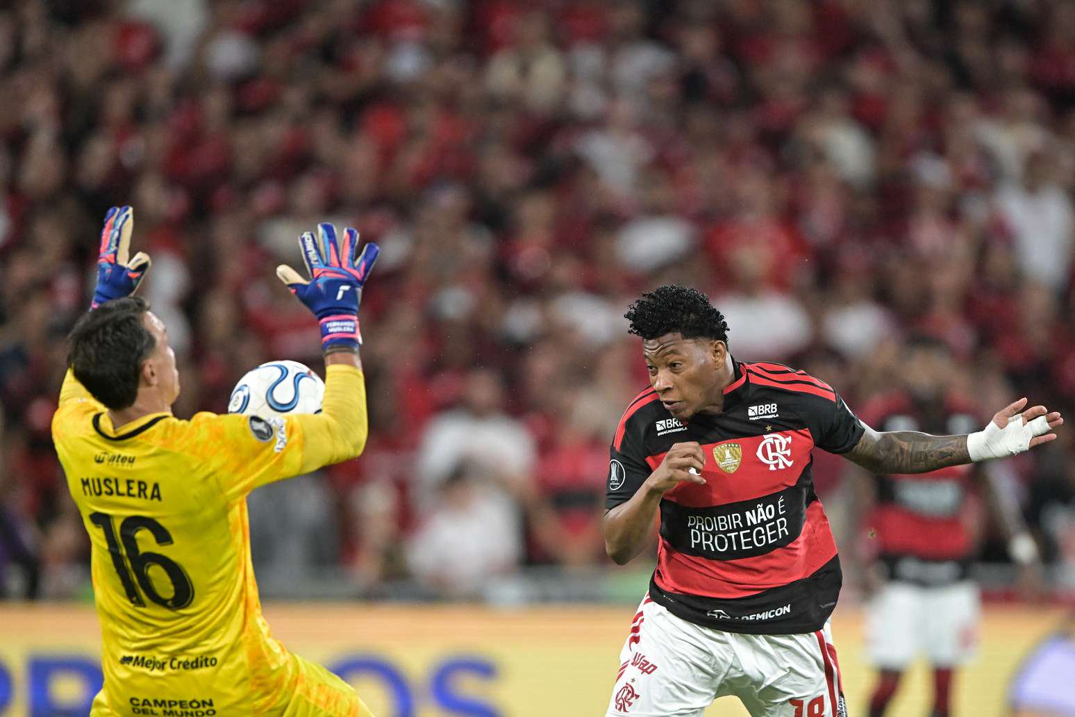 Muslera, do Estudiantes, faz grande defesa em cabeçada de Plata, do Flamengo