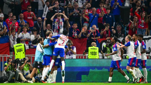 Lyon, de Paulo Fonseca, vence em jogo interrompido por cânticos ofensivos