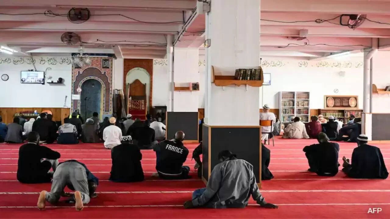 पेरिस में मस्जिदों के बाहर सूअरों के सिर रखने की घटना से मुस्लिम समुदाय में आक्रोश