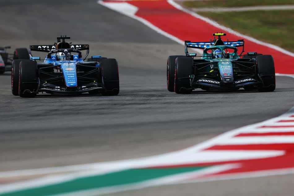 Fernando Alonso (Alpine) e Alex Albon (Williams) disputam o GP dos EUA de F1.
