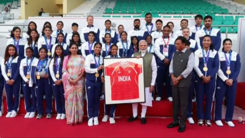 एशियन गेम्स 2026 के भारतीय दल से पीएम मोदी की मुलाकात, खिलाड़ियों ने भेंट की जर्सी