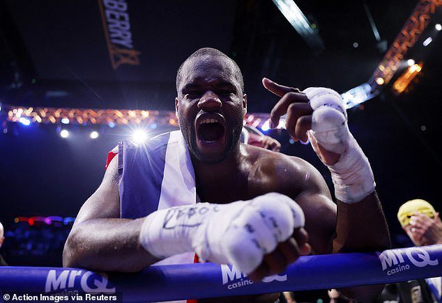 As a result, Dubois became a two-time heavyweight champion and will now defend his belt