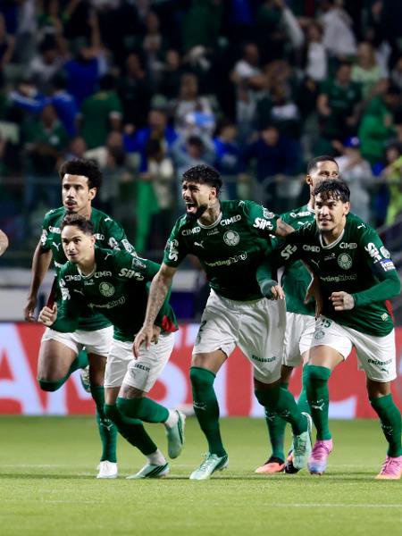 Jogadores do Palmeiras comemoram vitória nos pênaltis contra o Fluminense na Libertadores