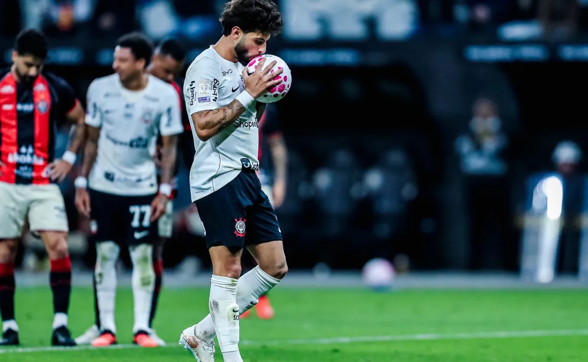 Yuri converte pênalti em Corinthians x Vitória - Foto: Marco Miatelo/AGIF