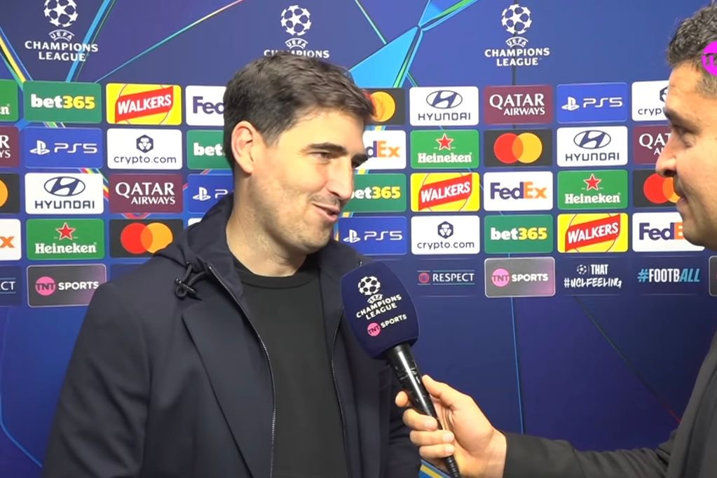 Liverpool head coach Andoni Iraola speaks to TNT Sports Mexico