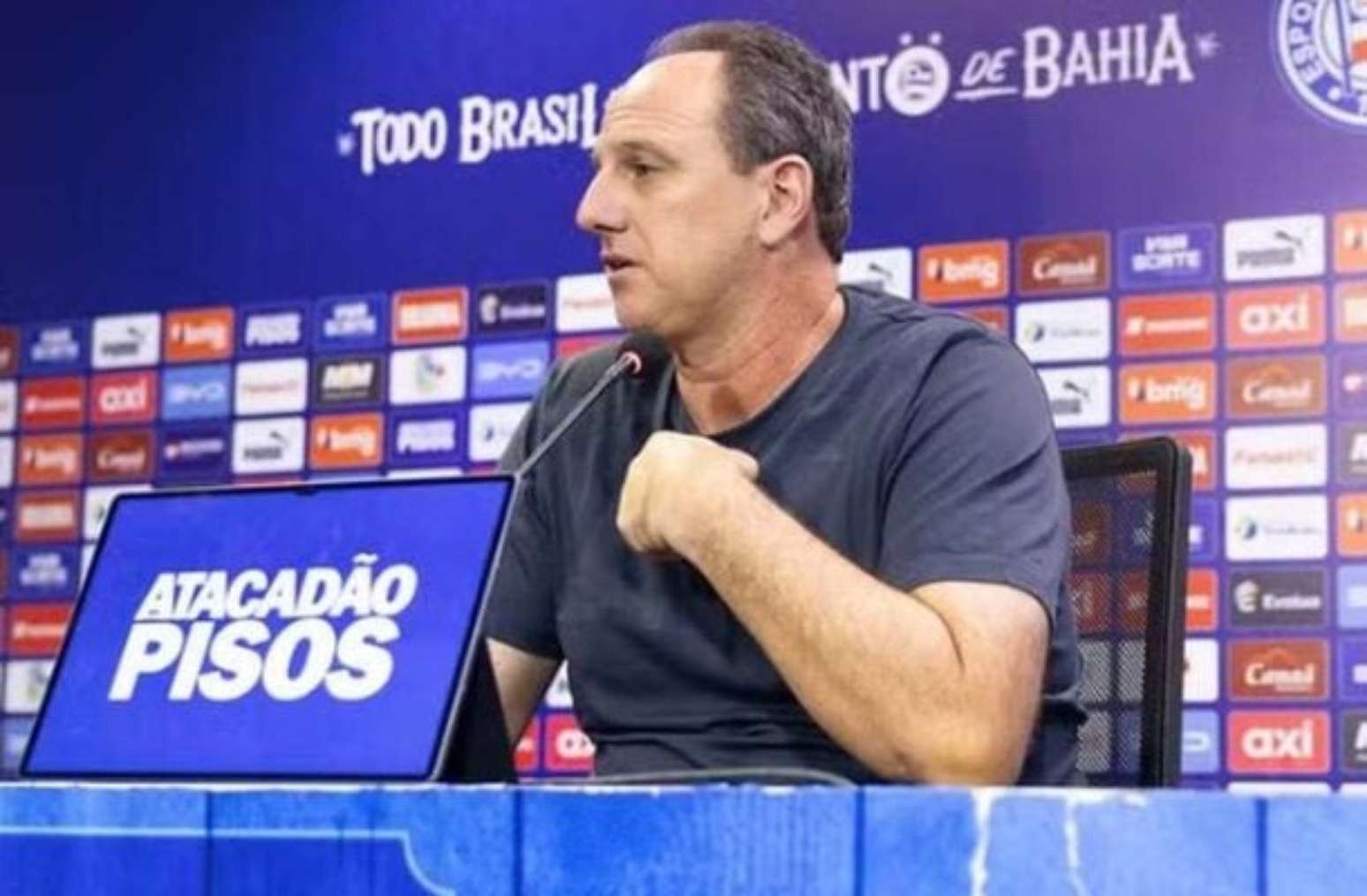 Neymar, que já tinha cartão amarelo, foi expulso direto em razão de entrevero com Rodrigo Nestor, do Bahia –