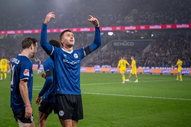 Joel Grodowski celebrates his second vs. Braunschweig 