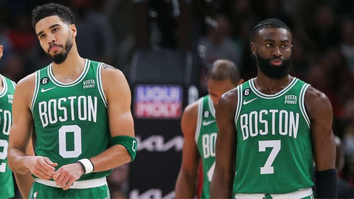 CHICAGO, IL – NOVEMBER 21: Boston Celtics forward Grant Williams 12 Boston Celtics forward Jayson Tatum 0 and Boston Celtics guard Jaylen Brown 7 looks on during a NBA, Basketball Herren, USA game between the Boston Celtics and the Chicago Bulls on November 21, 2022 at the United Center in Chicago, IL. Photo by Melissa Tamez/Icon Sportswire NBA: NOV 21 Celtics at Bulls Icon22112122 ©Credit: IMAGO
