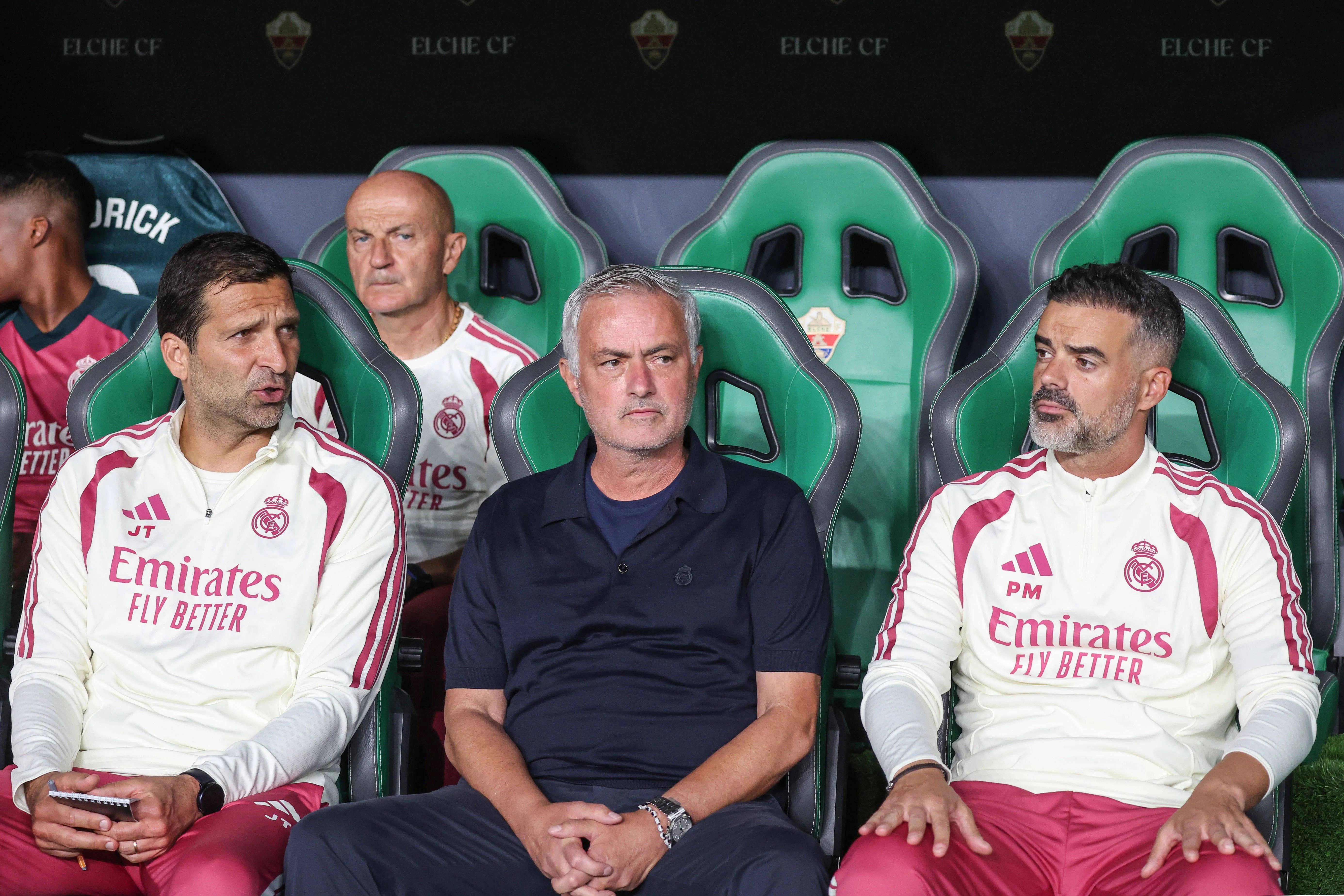 José Mourinho e seus auxiliares João Tralhão e Pedro Machado