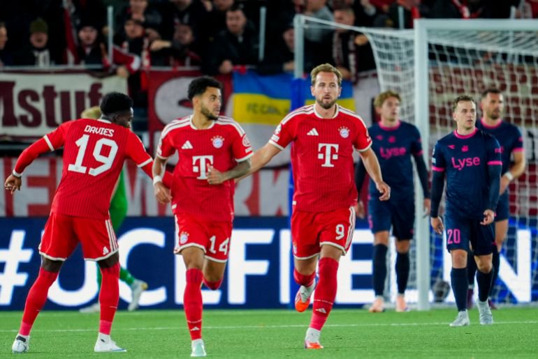 Bayern Munich's English forward #09 Harry Kane (R) celebrates the 2-2 goal with team mates during the UEFA Champions League football match between Viking FK and FC Bayern Munich in Stavanger, Norway on October 13, 2026. (Photo by Lise Åserud / NTB / AFP) / NORWAY OUT