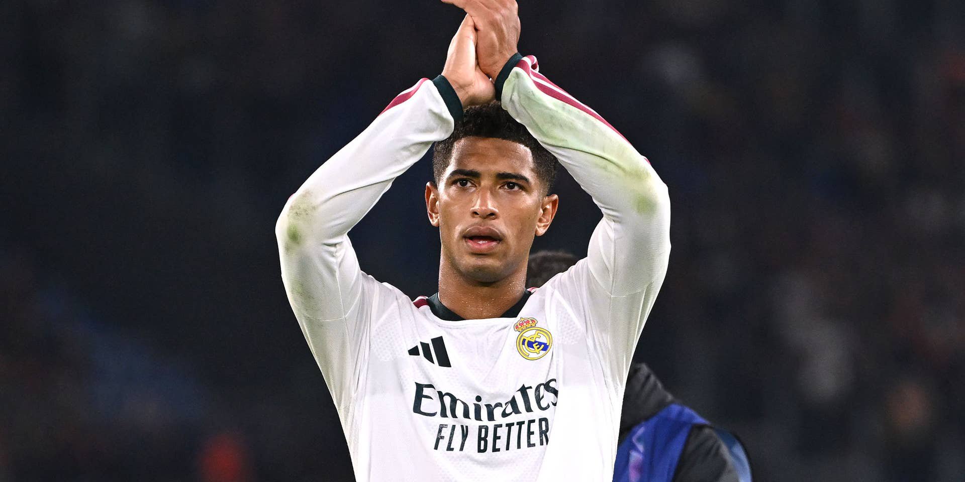Ein Fußballspieler von Real Madrid klatscht applaudierend über dem Kopf auf dem Spielfeld.