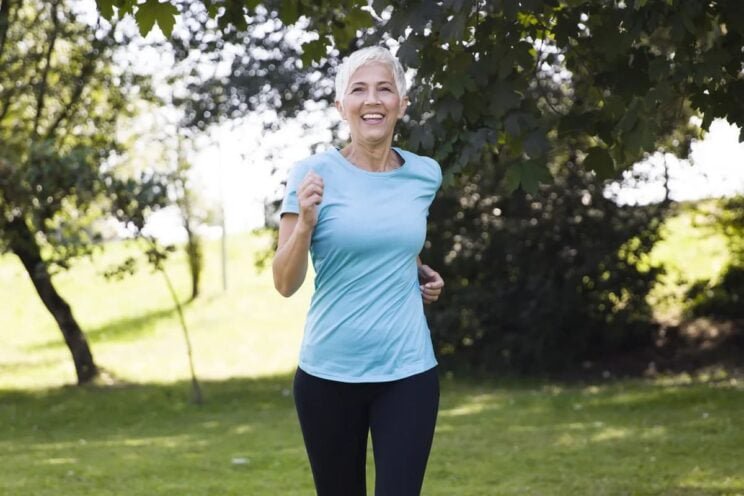 à 65 ans, elle transforme son ventre avec 30 minutes de marche par jour