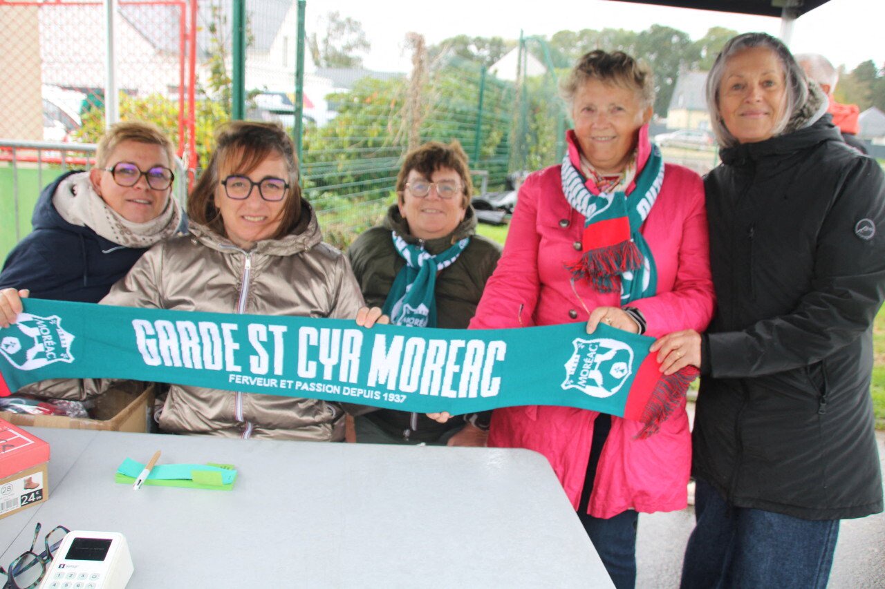 Une partie des bénévoles de la GSC Moréac avec  Annic Jégorel ont assuré les entrées.
