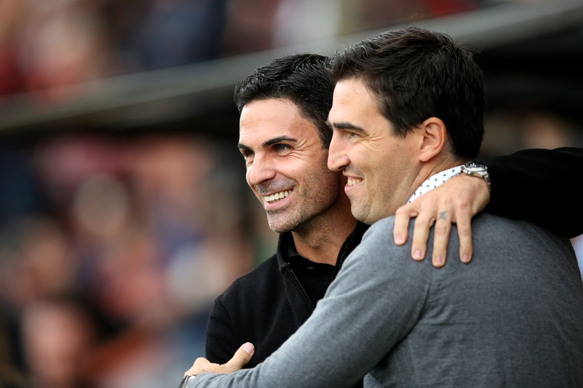 Mikel Arteta, Manager of Arsenal, embraces Andoni Iraola, Manager of AFC Bournemouth, prior to the Premier League match between AFC Bournemouth and Arsenal FC at Vitality Stadium on September 30, 2023 in Bournemouth, England