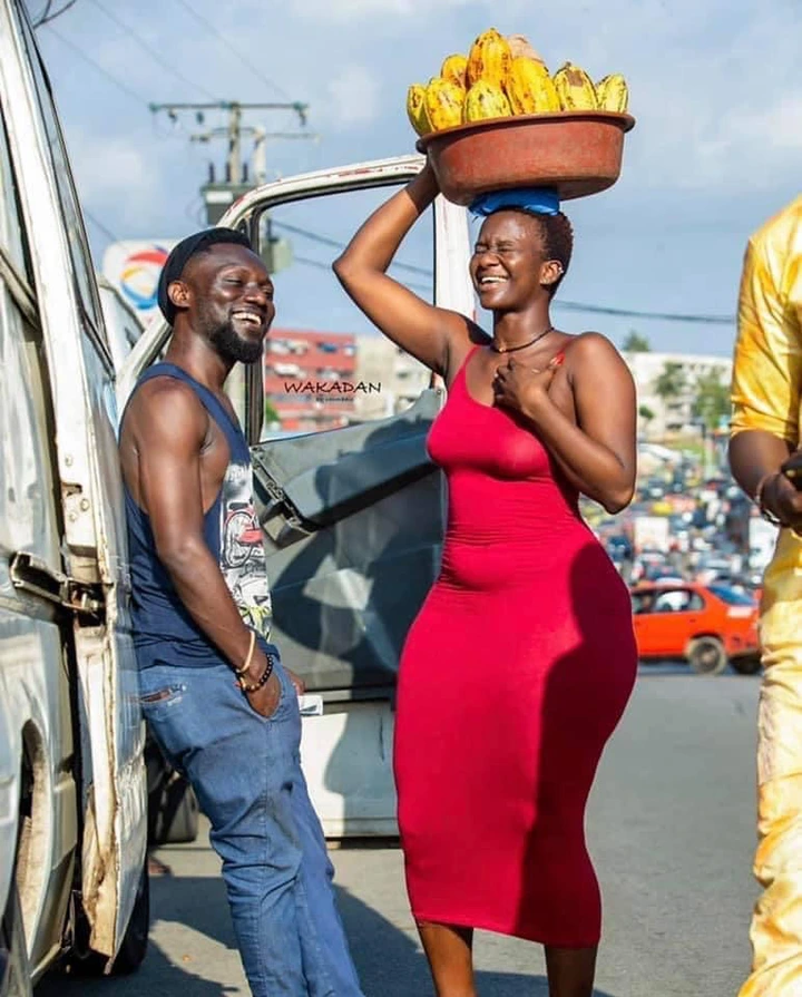 Beautiful and curvy lady selling cocoa on the streets causes confusion online (photos)