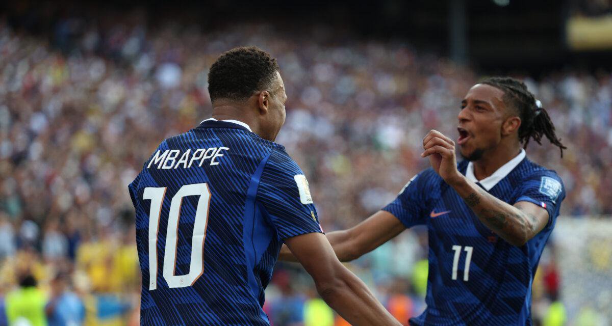 Kylian Mbappé et Michael Olise avec les Bleus