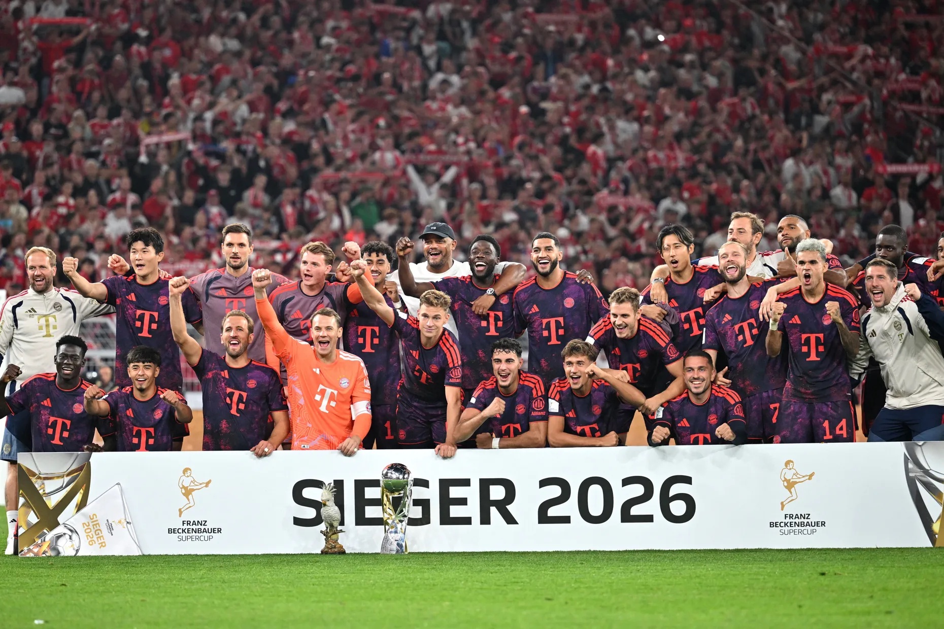 Gruppenbild mit Trophäe: Die Bayern jubeln nach dem 2:1-Sieg im Supercup im August.