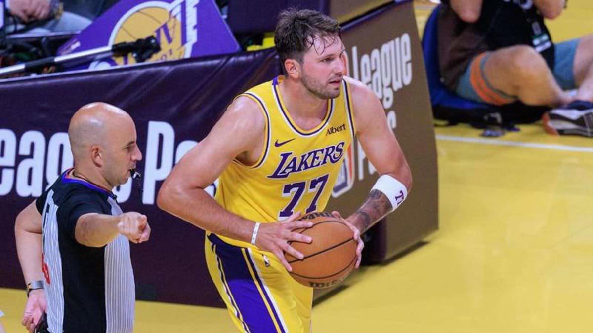 October 8, 2026, Los Angeles, California, USA: Luka Doncic 77 of the Los Angeles Lakers puts the ball in play during a preseason NBA, Basketball Herren, USA game against the Sacramento Kings on Thursday October 8, 2026 at Crypto.com Arena in Los Angeles, California. Lakers defeat Kings, 114 -110. JAVIER ROJAS/PI Los Angeles USA – ZUMAp124 20261008_zaa_p124_037 Copyright: xJavierxRojasx ©Credit - Imago