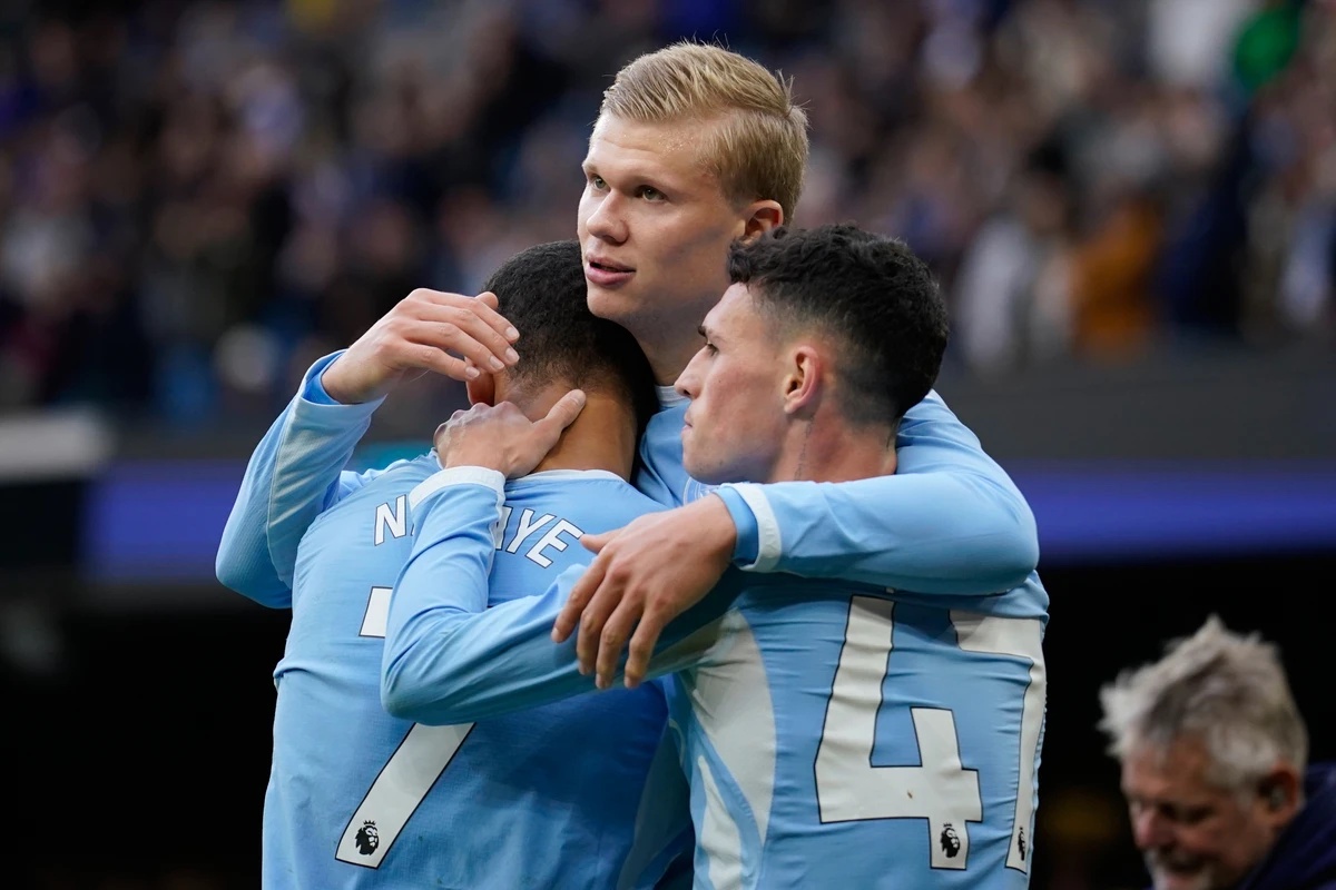 KEYPIX - Manchester City's Erling Haaland celebrates with his teammates Phil Foden and Iliman Ndiaye after scoring his side's third goal during the English Premier League soccer match betwee ...