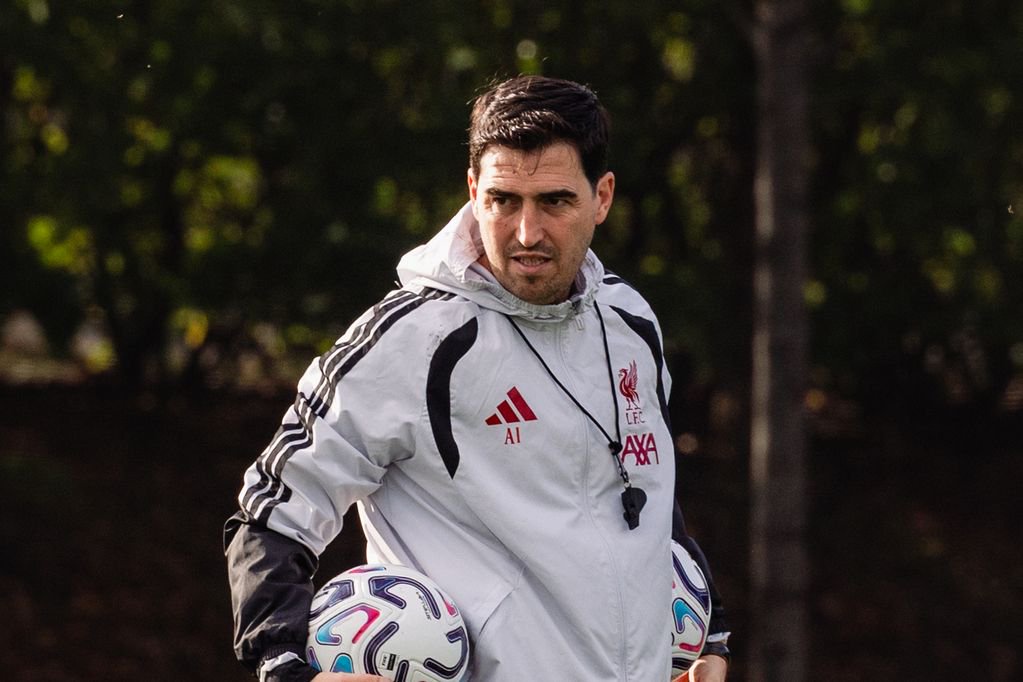 Andoni Iraola during a Liverpool training session.