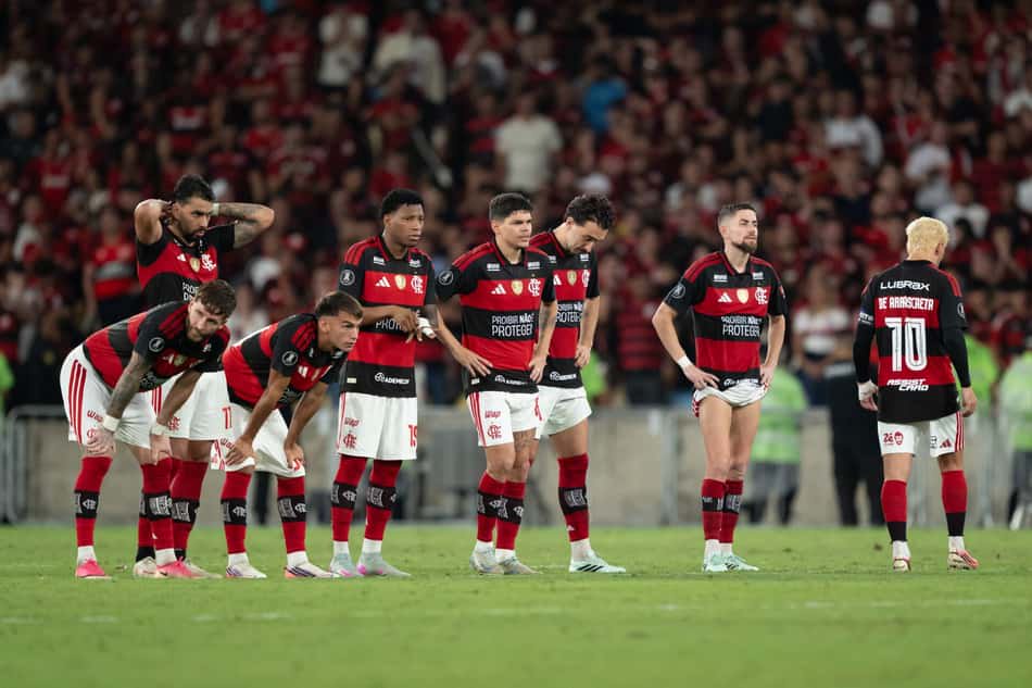 Flamengo x Estudiantes, Copa Libertadores 2026, jogadores rubro-negros lamentam derrota nos penaltis no Maracanã.