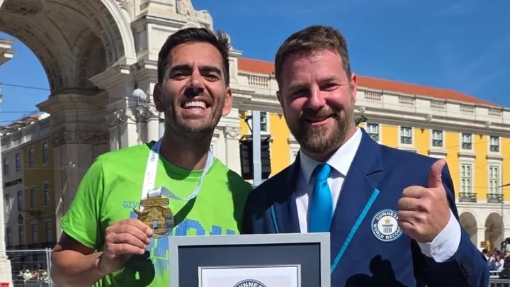 42 quil￳metros de cumprimentos de m￣o: Pedro Fernandes conquista recorde do Guinness na Maratona de Lisboa