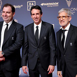 Unai Emery (ao centro), nomeado para prémio de melhor treinador. Foto: TOLGA AKMEN/EPA