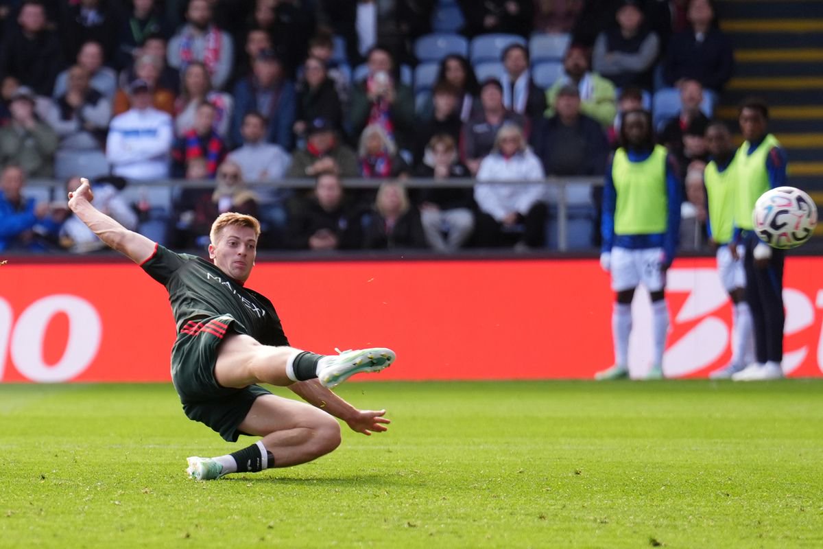 Nottingham Forest's Liam Delap shoots at goal during the Premier League match against Crystal Palace