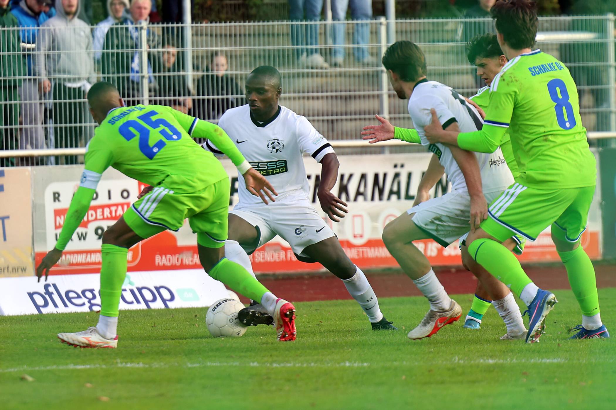 Mohamed Cissé (2.v.l.) leitete von der rechten Seite den Ausgleich zum 1:1 ein.   