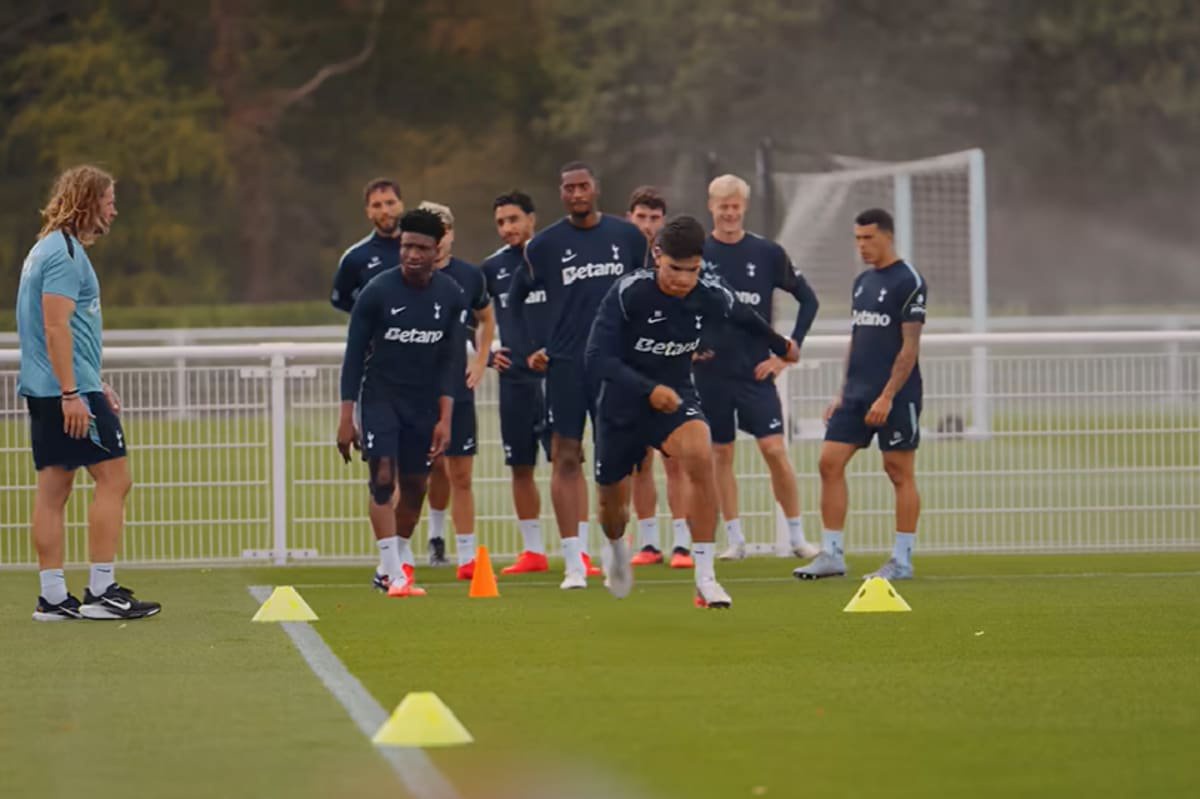 Spurs players training
