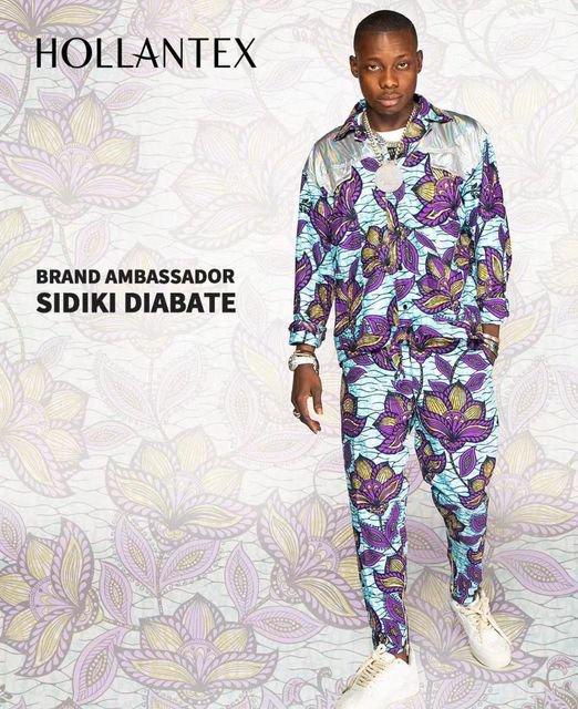 Peut être une image de 1 personne, position debout, chaussures et texte