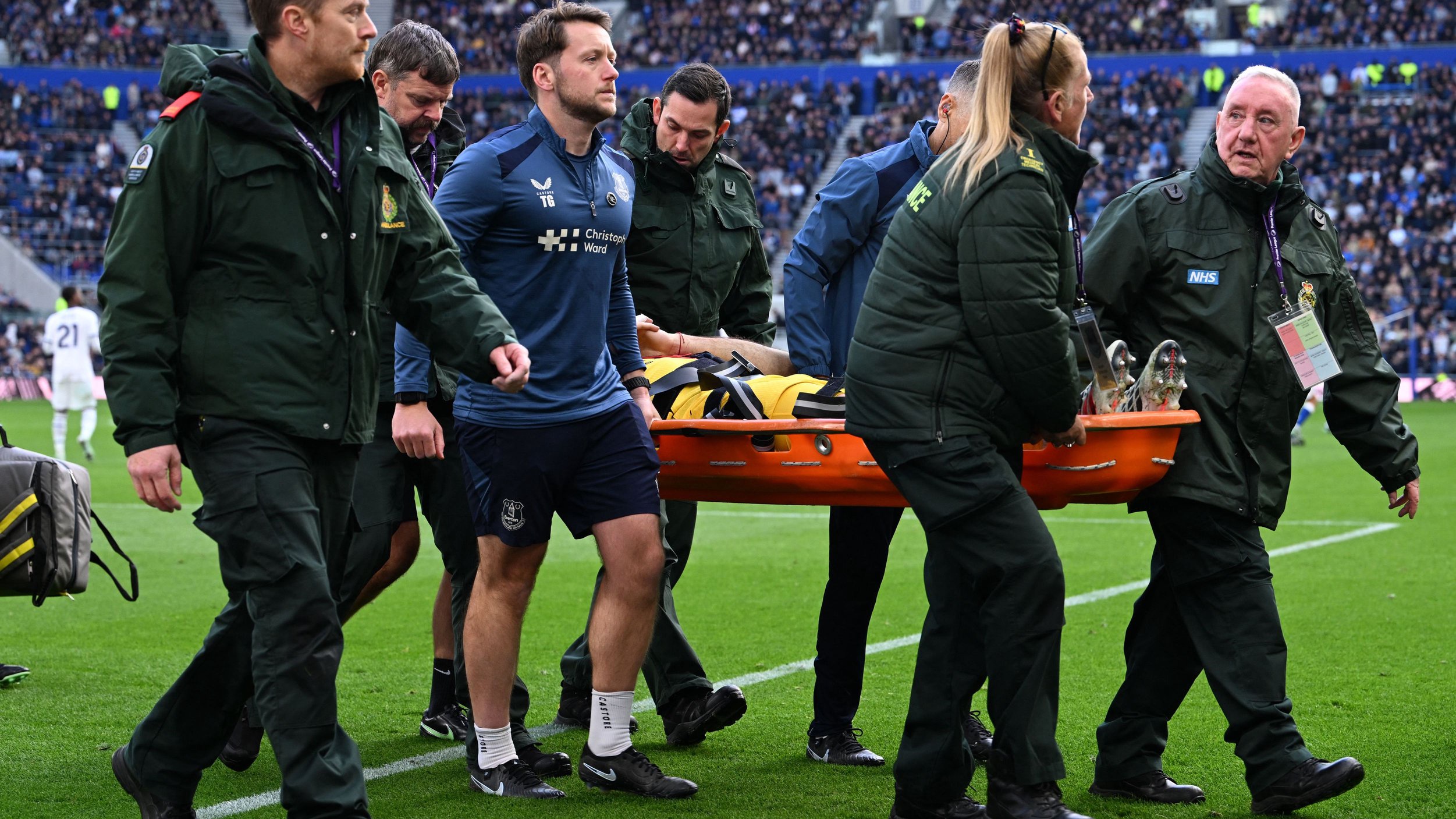 Chelsea Goalkeeper Emiliano Martinez Hospitalized After Heavy Head Collision Against Everton