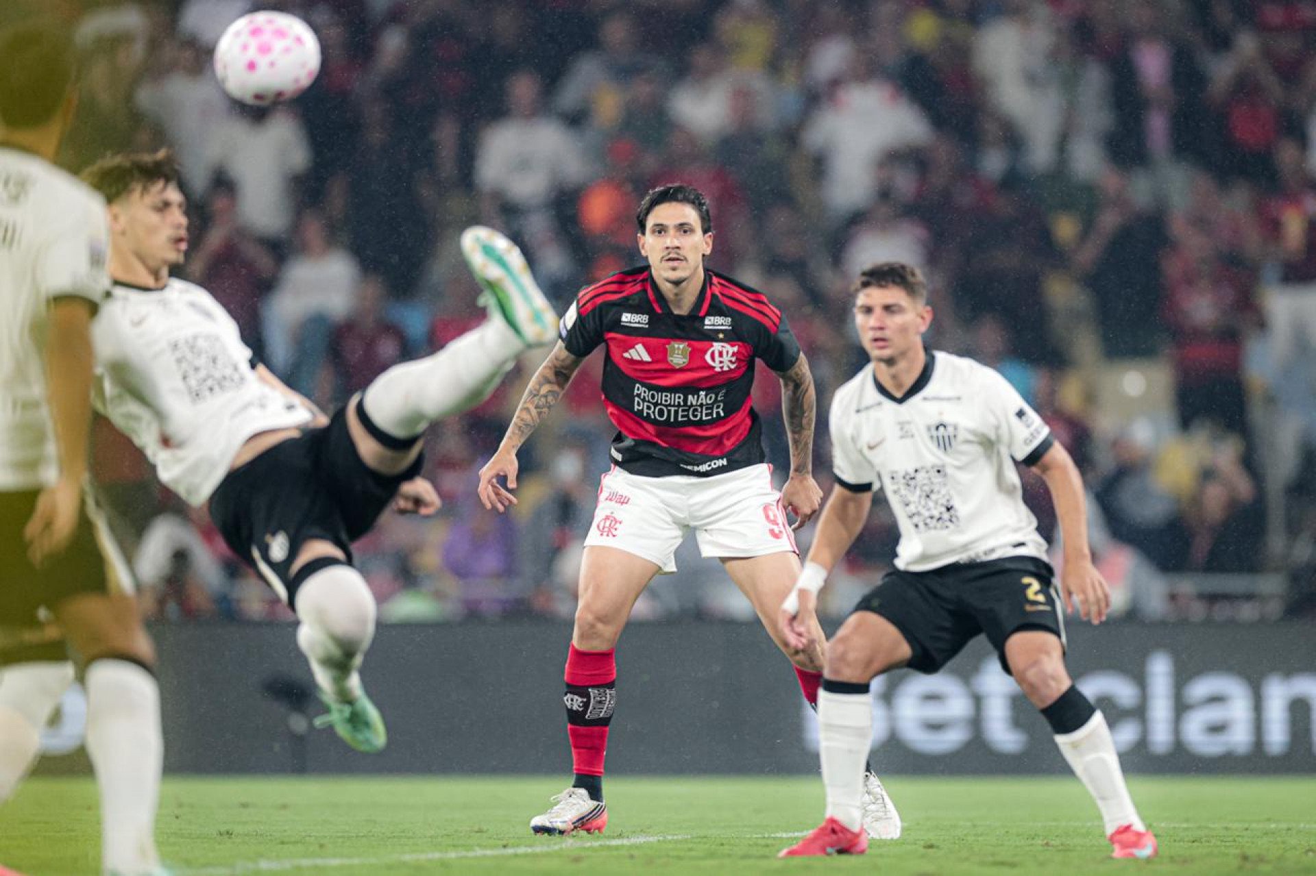 Pedro em ação contra o Atlético-MG - Gilvan de Souza/Flamengo