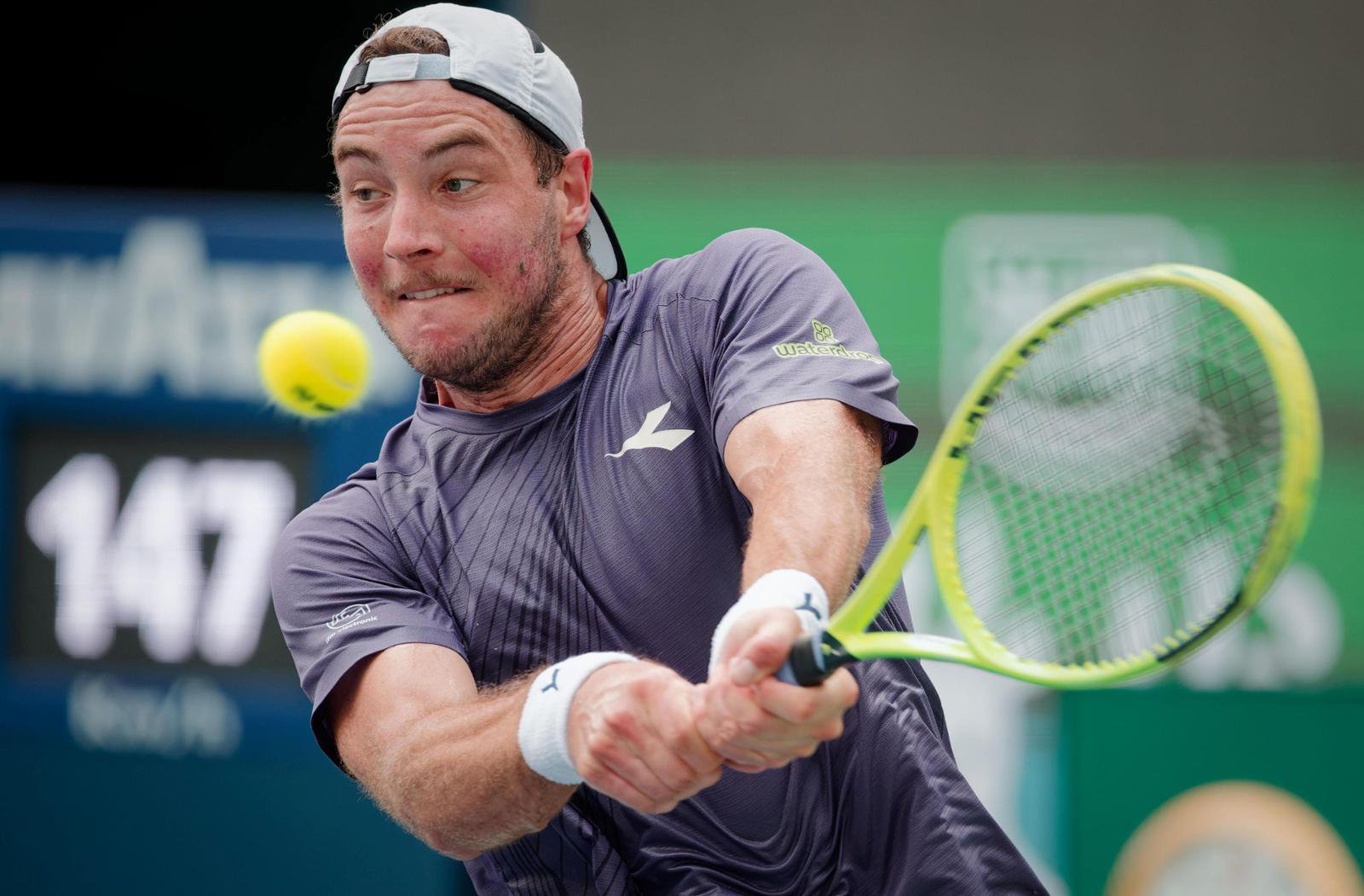 Jan-Lennard Struff muss in Basel gegen Novak Djokovic ran.
