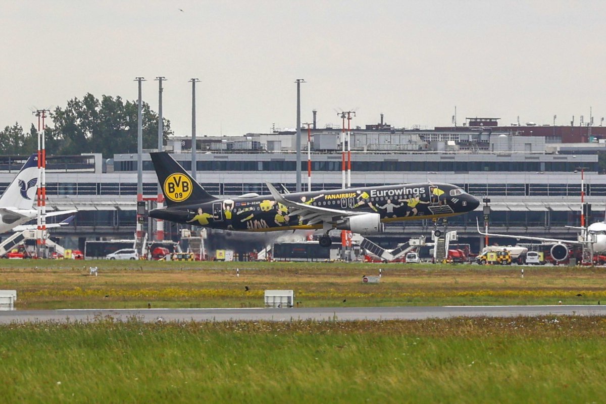 Eine Boeing im BVB-Look
