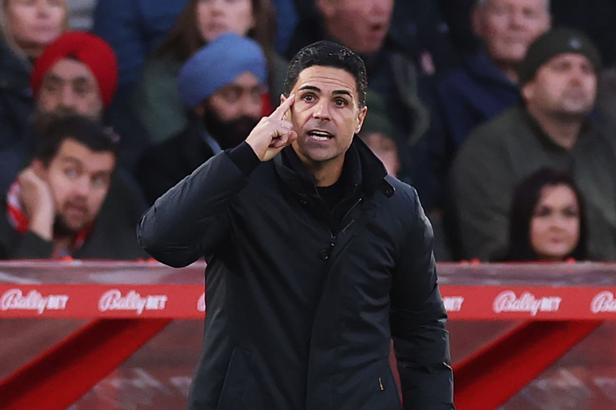 Mikel Arteta, Manager of Arsenal, gestures as Bukayo Saka of Arsenal looks on during the Premier League 2026/27 match between Nottingham Forest FC and Arsenal FC at City Ground on October 18, 2026 in Nottingham, England.